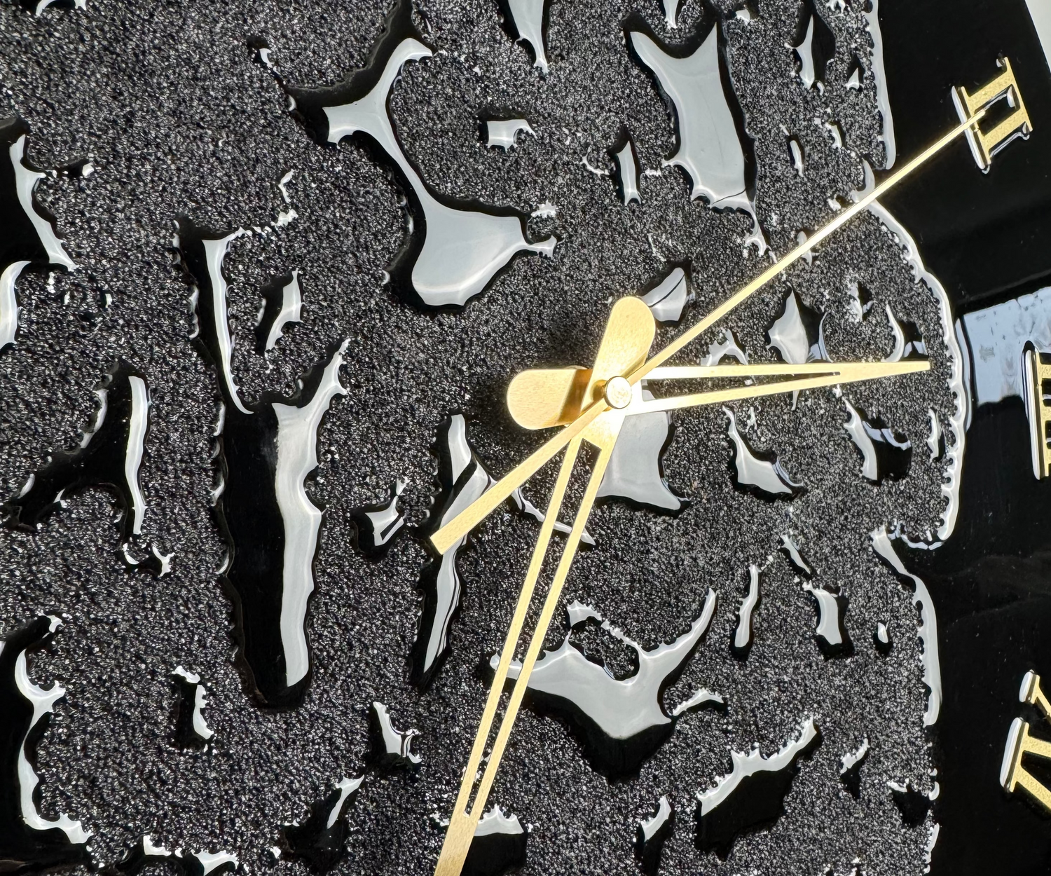 Handcrafted resin wall clock by MBpoxy